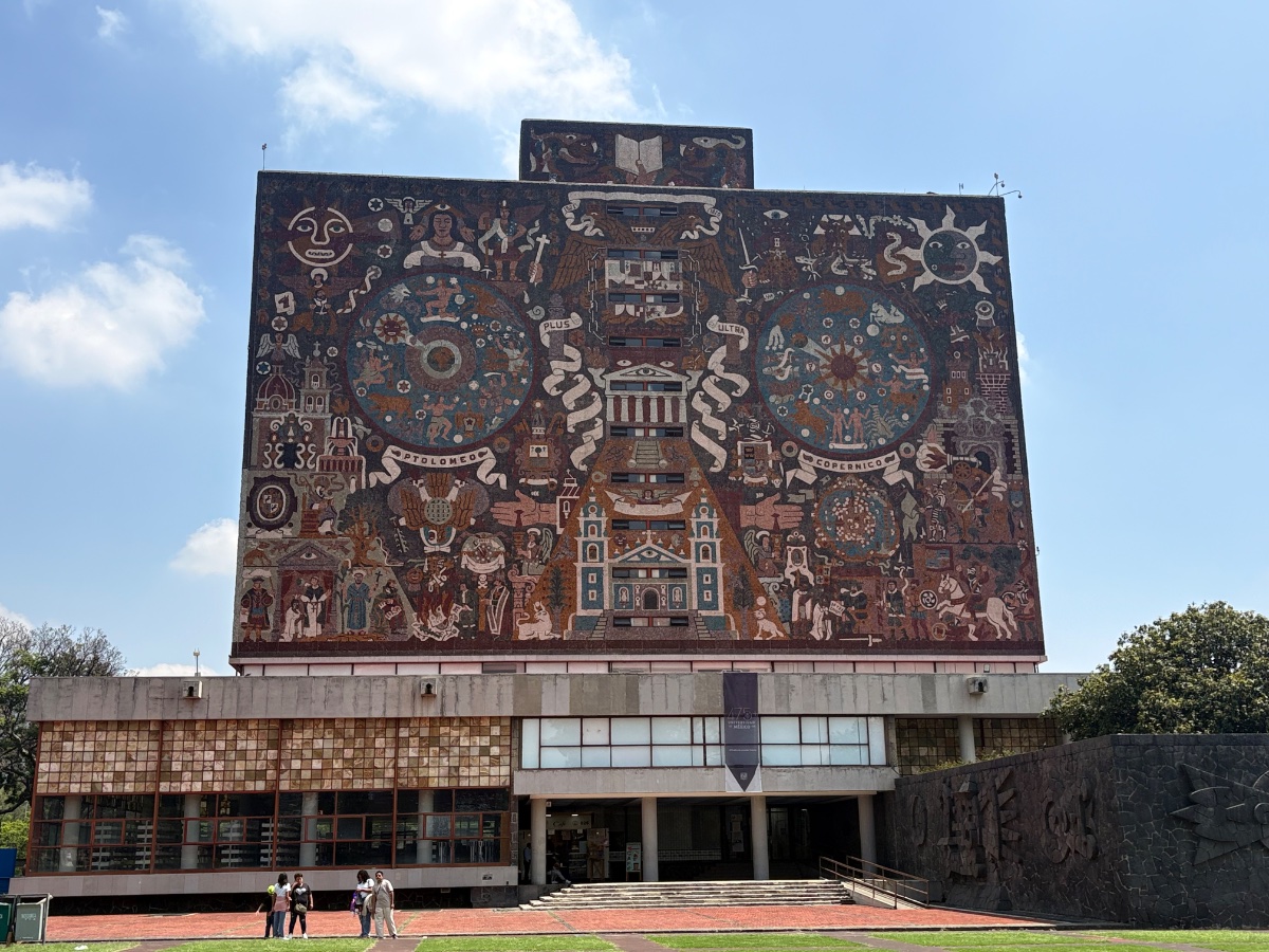 El pasado prehispánico y el mundo colonial (North Wall of the Central Library)