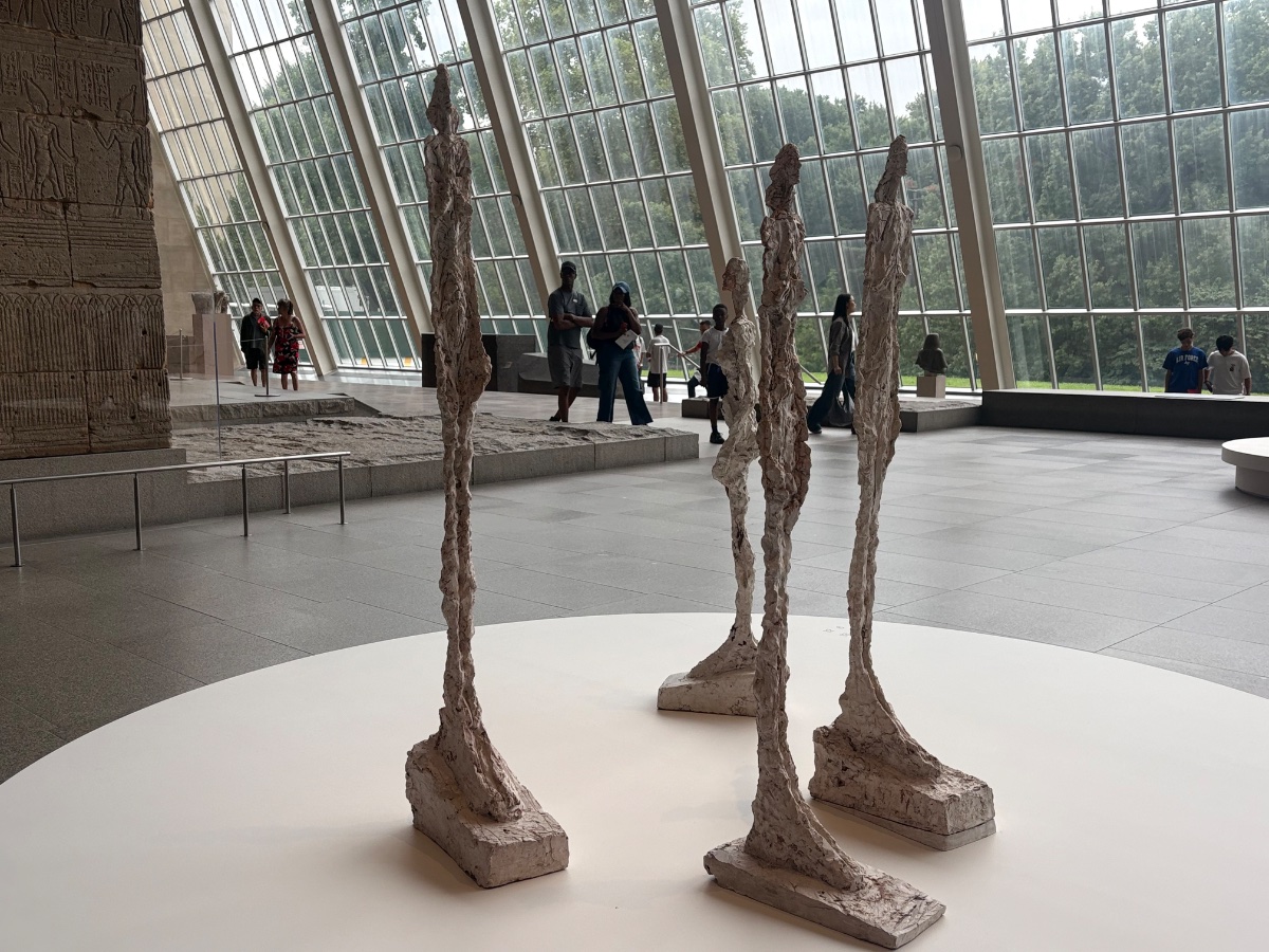 Quatre figurines sur piédestal (or related standing figures / Women of Venice / group compositions)